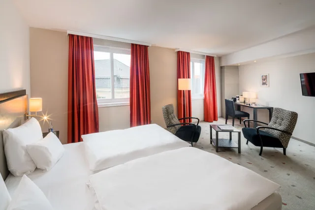 Junior Suite, Steigenberger Hotel Bielefelder Hof 2/3