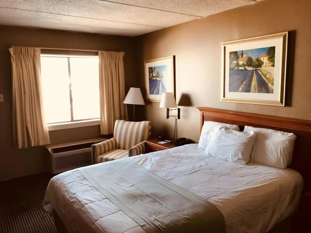 غرفة بسرير كينج وسرير كوين، Americas Best Value Inn Laredo 1/3