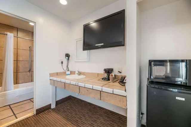 غرفة بسرير مزدوج للمدخنين، Rodeway Inn Downtown 7/7