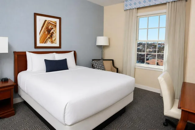 غرفة بسرير كينج، Hotel 24 South 2/6