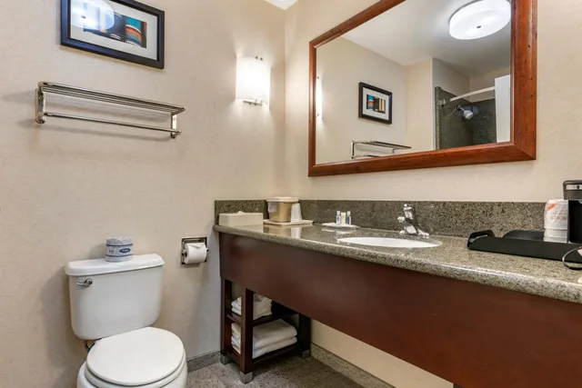 جناح جونيور، Comfort Suites Fernley 2/5
