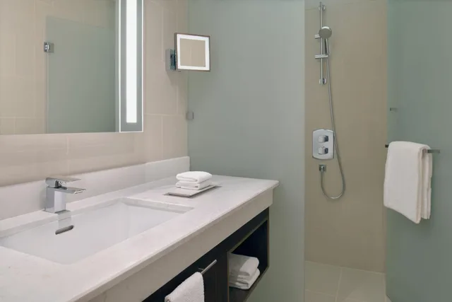 2 Bedrooms, Apartment, King and Twin Beds, City View, Delta Hotels Marriott City Center Doha 4/5