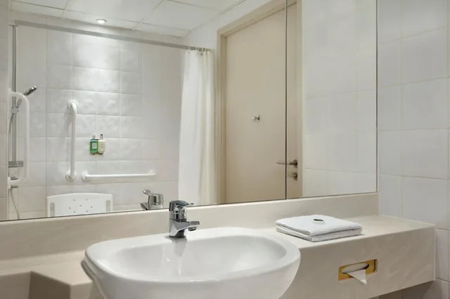 غرفة بسريرين منفصلين لذوي الإعاقة، Ramada Hotel & Suites by Wyndham Coventry 2/3