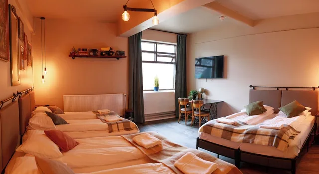 غرفة عائلية بسريرين كوين بحمام خاص مع أريكة، Kex Hostel Reykjavík 2/10