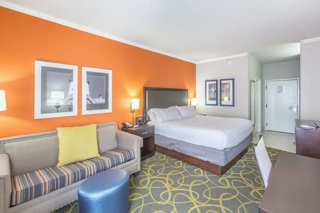 Standard, King Bed, Accessible, Holiday Inn Express Saint Simons Island 2/10