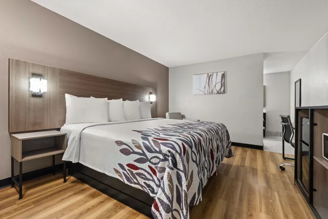 Non-Smoking Superior 1 King Bed, Micro-Fridge، Red Roof Inn Memphis - Graceland/ Airport 2/10