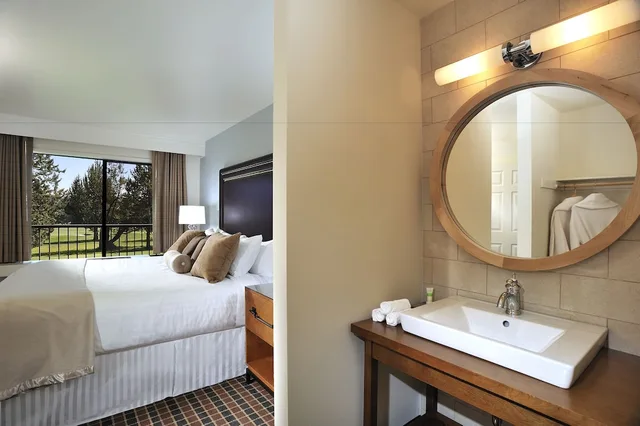 Suite, King Bed, Golf Course View, Sofa، Holiday Inn Resort the Lodge At Eagle Crest 3/3
