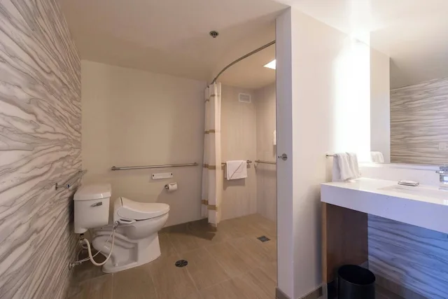 جناح جونيور عائلي بسرير كينج وسريرين مزدوجين بإطلالة على المدينة بشرفة، Waikiki Beach Marriott Resort and Spa 5/7