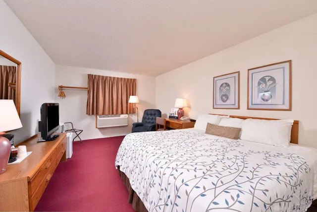 Suite, King Bed, Jetted Tub, Americas Best Value Inn & Suites International Falls 1/2
