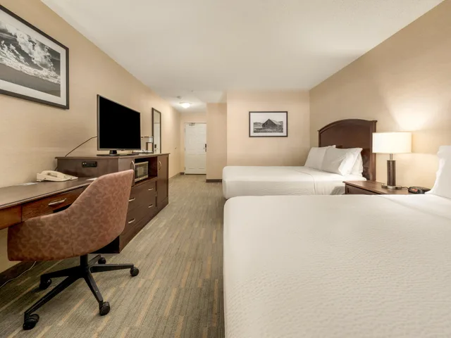 Room, Quadruple, 2 Queen Beds, HOLIDAY INN LETHBRIDGE 3/4