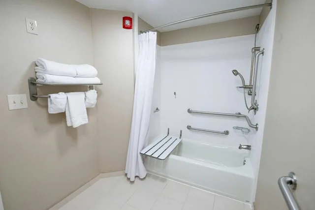 جناح بسرير كينج مع سرير سحّاب إضافي مع أريكة لذوي الإعاقة، Springhill Suites Winston Salem Hanes Mall 5/5