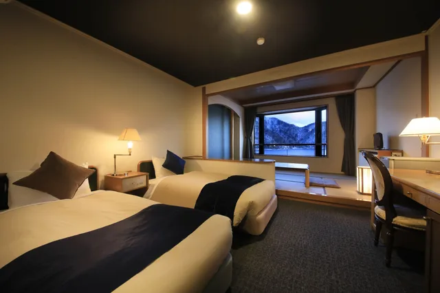 غرفة يابانية غربية بسريرين منفصلين مع أريكة، Yutorelo Nikko Hostel 1/10