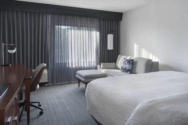 غرفة بسرير كينج مع أريكة لذوي الإعاقة، Courtyard Norwalk 3/7