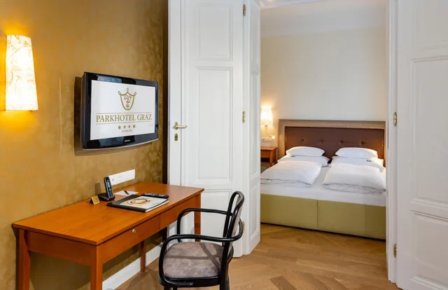 غرفة ديلوكس بسرير مزدوج بإطلالة على الفناء، Parkhotel Graz - Traditional Luxury 3/5