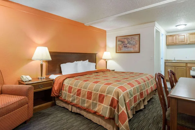 Room, Double Bed, Rodeway Inn Auburn Hills - Detroit 4/6