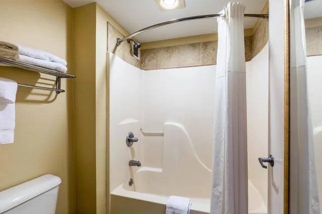غرفة قياسية بسريرين كوين، Quality Inn Alexandria 6/6
