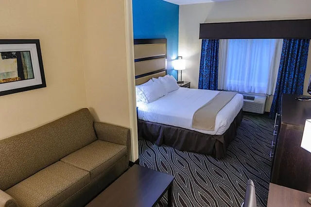 Standard, King Bed, Sofa, Holiday Inn Express Ludlow 1/1