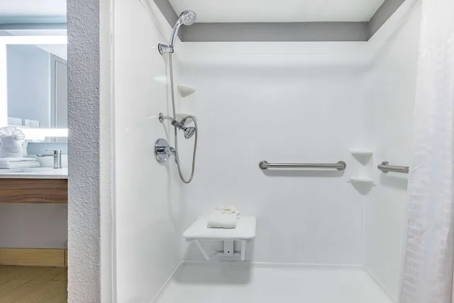 جناح بسرير كينج لذوي الإعاقة، Hawthorn Suites by Wyndham Wichita Airport 2/2