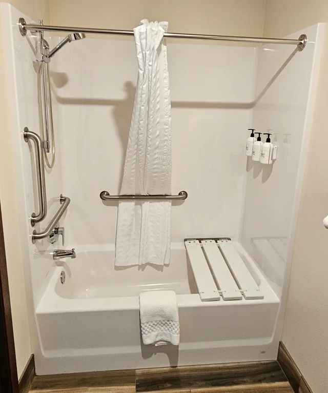 غرفة مفردة بسرير كينج لذوي الإعاقة، Cobblestone Inn & Suites Manchester 2/3