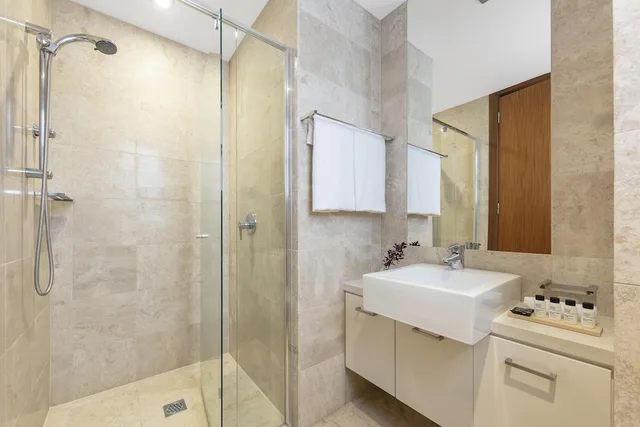 غرفة تنفيذية بسرير كينج وسريرين منفصلين بغرفتي نوم، Oaks Casuarina Santai Resort 3/7