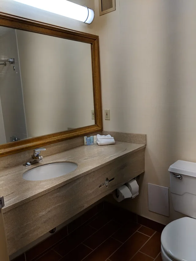 غرفة بسرير كينج، Clarion Hotel Portland Airport ME 2/3