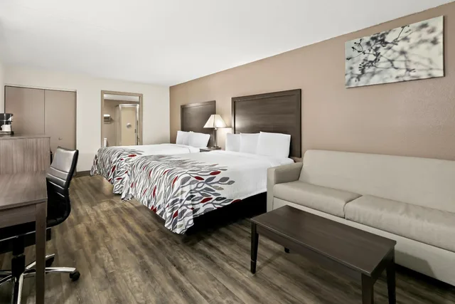 جناح بسريرين كوين مع أريكة، Red Roof Inn and Suites Duncan 2/9