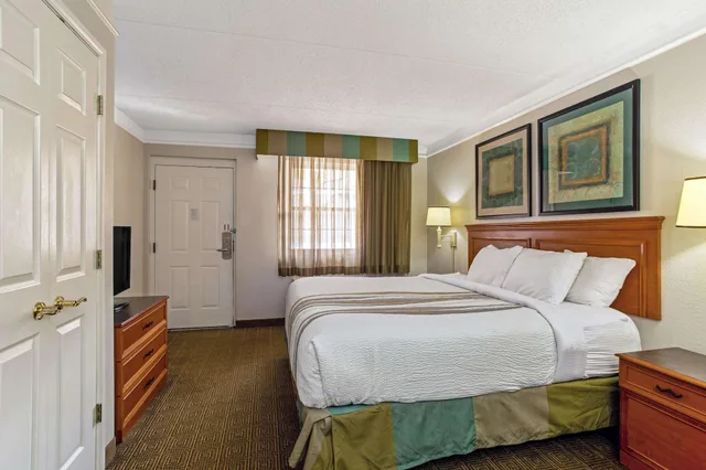 غرفة ديلوكس بسرير كينج، Ramada by Wyndham Westminster Denver 1/7