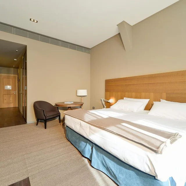 جناح جونيور، Grand Hotel Billia 7/10