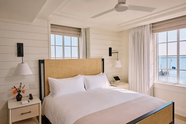 Suite, King Bed, Water Front, Sofa، The Cooper 1/2