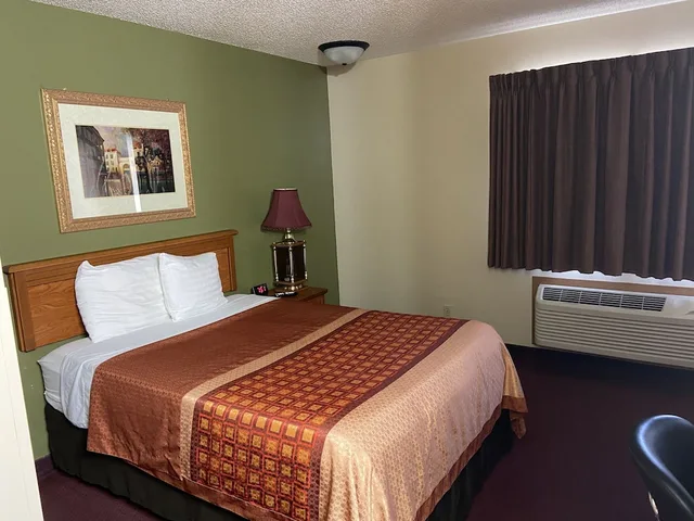 غرفة بسرير مزدوج، Heartland Hotel And Suites 1/3
