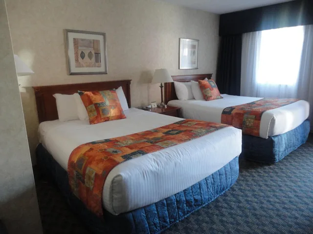 غرفة بسرير كينج وسريرين كوين، North Vancouver Hotel 1/7