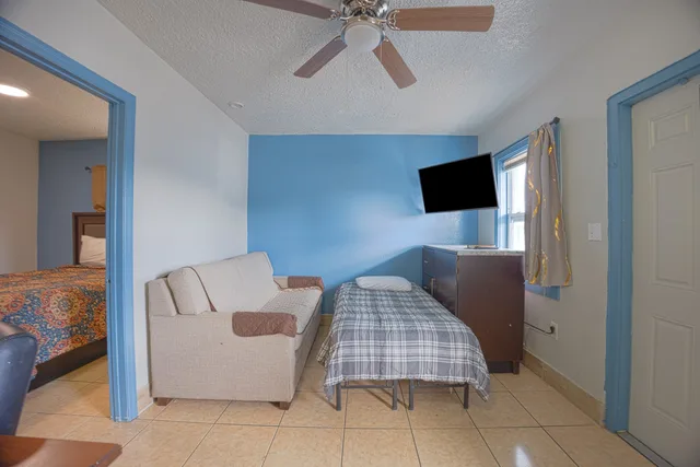 غرفة بسرير كوين بمطبخ صغير، Aladdin Motel By OYO Merritt Island 4/9