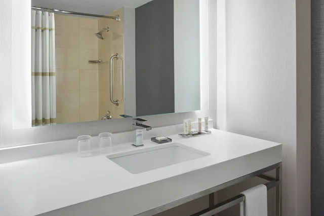 غرفة بسرير مزدوج، Halifax Marriott Harbourfront Hotel 1/1