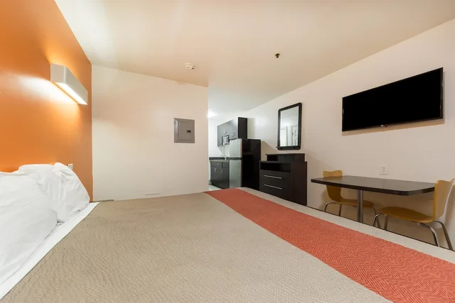 غرفة بريميوم بسرير كينج لذوي الإعاقة، Motel6 Greenville, SC 5/9