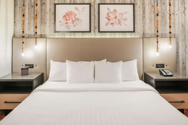 جناح بسرير كينج بغرفتي نوم لذوي الإعاقة، Cliffrose Springdale, Curio Collection by Hilton 2/3