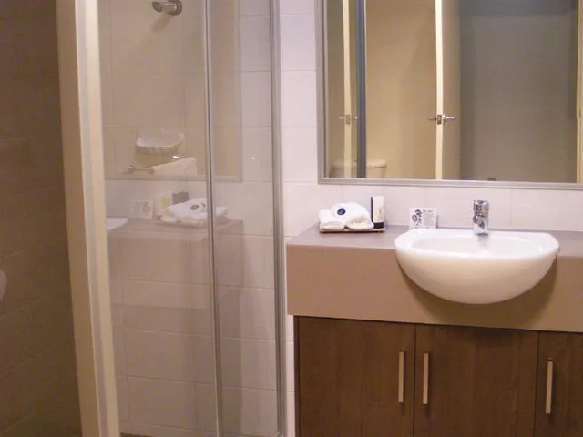 غرفة قياسية بسرير كينج وسرير فردي، Rich River Golf Club Resort 1/2