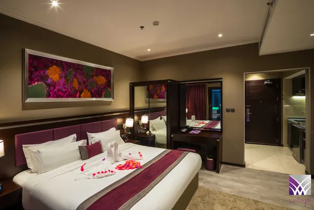 جناح تنفيذي بسرير كينج وسريرين منفصلين بغرفتي نوم، فندق نورماس(Normas Hotel) 1/8