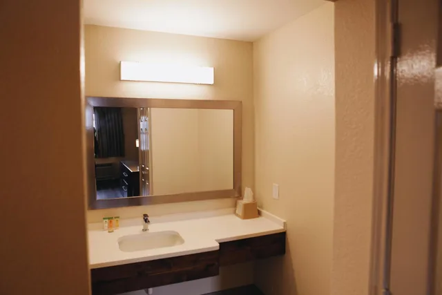 Renovated, King Bed, Smoking، All Seasons Inn & Suites 7/9