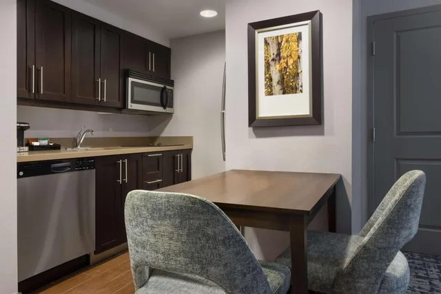 جناح بسرير كينج مع أريكة لذوي الإعاقة، Homewood Suites by Hilton Waterloo/St. Jacobs 1/1