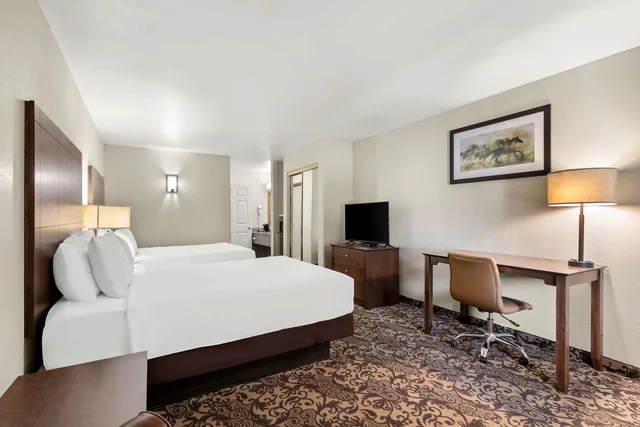 Downstairs, 2 Queen Beds, Smoking، Best Western George West Executive Inn 3/5