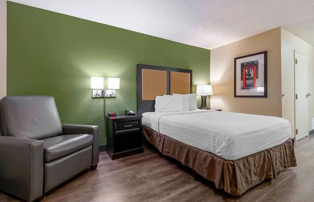 غرفة عصرية بسرير كوين بمطبخ للمدخنين، Studio6 Extended Stay Fishkill Westage Center NY 6/10