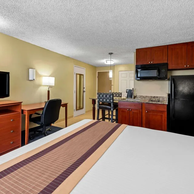 غرفة بسرير كوين بمطبخ صغير، Best Western Cascadia Inn 5/10