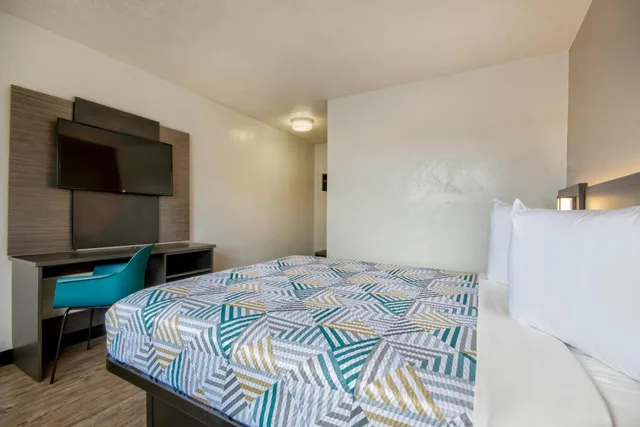 غرفة بسرير كوين للمدخنين، Motel6 Santa Fe, NM 7/10