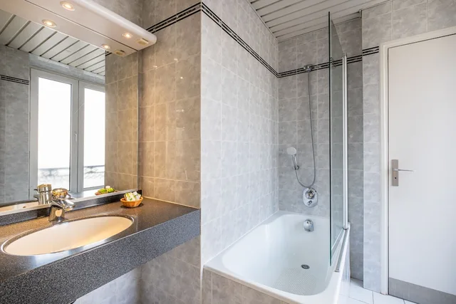 غرفة كومفورت مفردة بسرير مزدوج بحوض استحمام، HOTEL TERMINUS MONTPARNASSE 6/8