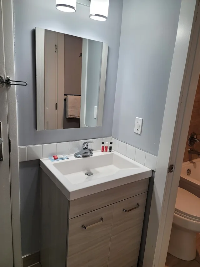 Efficiency, King Bed، Super 8 by Wyndham Red Deer 2/3
