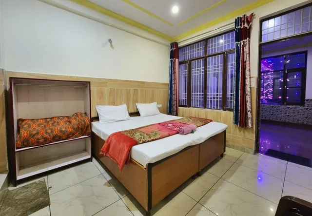 Standard, No Air Condition، Hotel Royal Taj 1/3