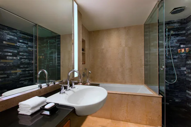 جناح جونيور بسرير كينج بإطلالة على النهر مع دخول صالة النادي، Royal Orchid Sheraton Riverside Hotel Bangkok 8/9