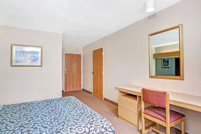 غرفة بسرير كوين لذوي الإعاقة، Sturbridge Hotel 2/3