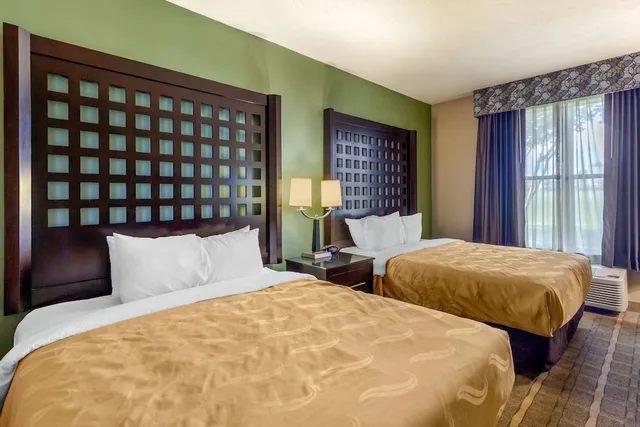 جناح بسريرين كوين مع أريكة، Quality Inn Suites Durant 4/10