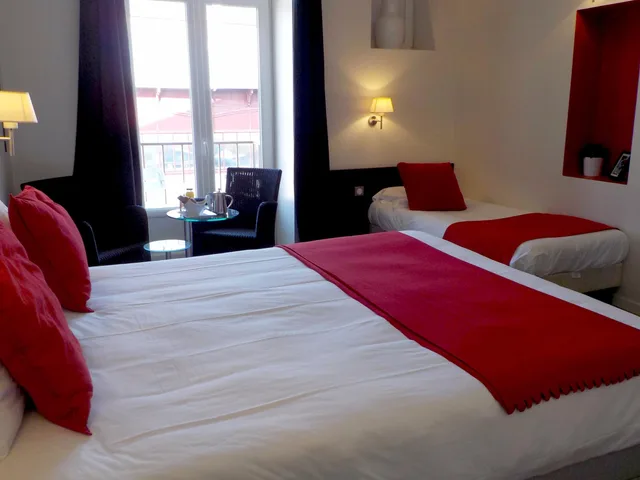 غرفة قياسية ثلاثية، LOGIS HÔTEL DE BRETAGNE 1/2